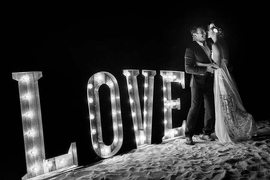 A Beautiful Bohemian Beach Wedding. Photography Quetzal Photo - Mospens Studio